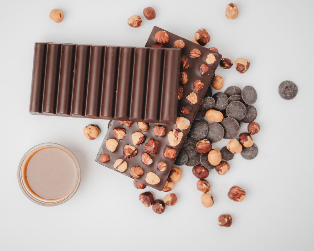 tavolette di cioccolato e nocciole intere